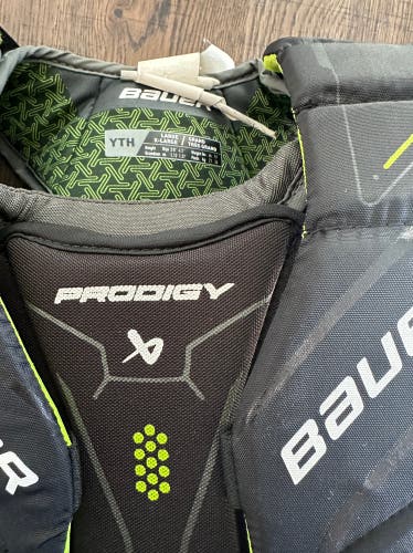 Large/Extra Large Bauer Prodigy Goalie Chest Protector (Used)