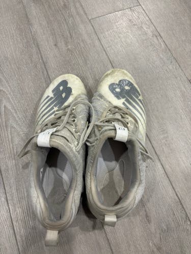 White Men's Size M 10.5 (W 11.5) Adult New Balance Burn X2 Low Low Top Molded Cleats (Used)