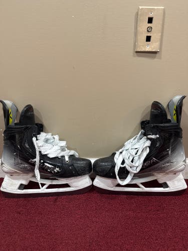Black Bauer Vapor Hyperlite 2 Hockey Skates 8.5 Item #TF8