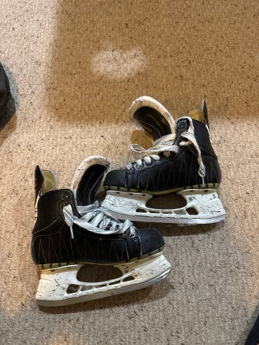 2006 Bauer Supreme Classic Hockey Skates Size 4 (Used)