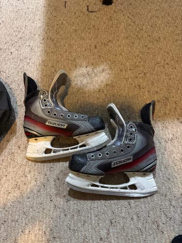 2011 Bauer Vapor X5.0 Hockey Skates Size 4 (Used)