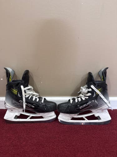Bauer Vapor Hyperlite 2 Hockey Skates Regular Width Size 4.5 Item #ST45