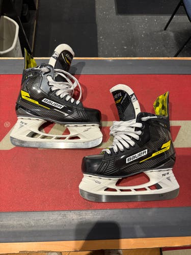 2022 Bauer Supreme Ignite Pro Hockey Skates Regular Width Size 5 (New)