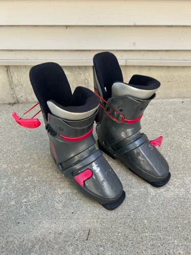 Mondo 24 & 24.5 Unisex Salomon Ski Boots (Used)