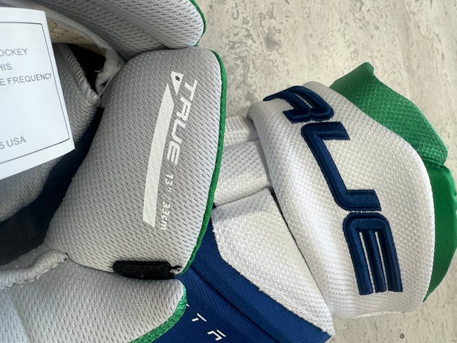 Carolina Hurricanes Hartford Whalers True Catalyst Pro Stock gloves 13”
