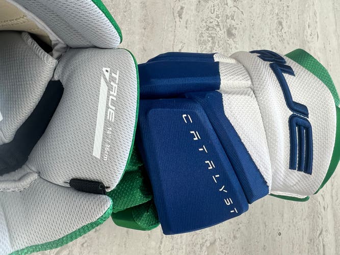 Carolina hurricanes Hartford whalers True Catalyst 14” pro stock glove team stock