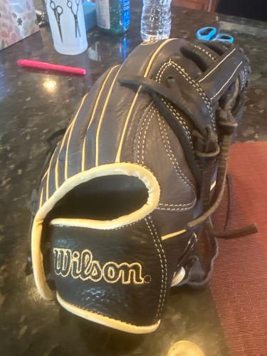 Wilson A1000 RH Outfield Baseball Glove 12.5" (Used)
