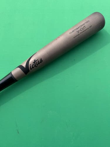 Victus Custom Crafted V-Cut Bat Maple | 32"