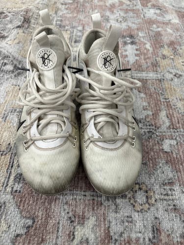 White Men's Size M 10.5 (W 11.5) Adult Nike Huarache Low Top Molded Cleats (Used)