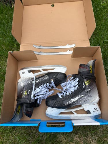 2023 Bauer Vapor Hyperlite 2 Hockey Skates Regular Width 8 (Used)