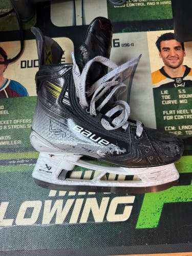 2023 Bauer Vapor Hyperlite 2 Hockey Skates Size 4.5 (Used)