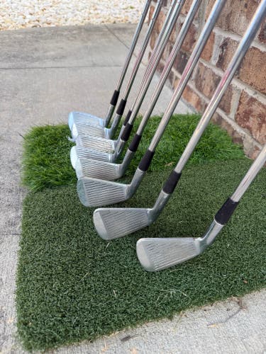 Men's Titleist Acushnet Right Handed Iron Set Regular Flex 8 Pieces (Used)