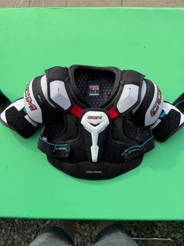 CCM Control Shoulder Pads | Junior Medium