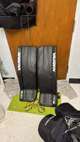 31" Vaughn SLR3 Pro Goalie Leg Pads (Used)