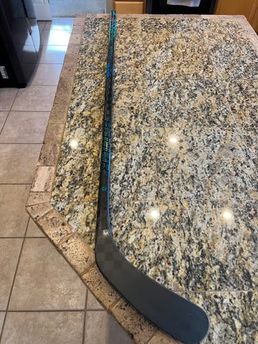 Senior Bauer Twitch Right Handed Hockey Stick P92 65 Flex (Used)