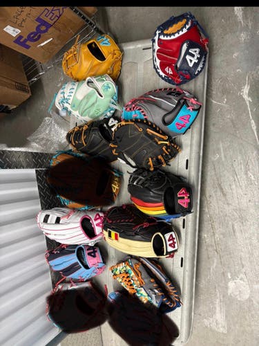WHITE GLOVE ONLY FOR SOMEONE !
44 Pro Baseball Glove PRICE IS FOR EACH MESSAGE ME