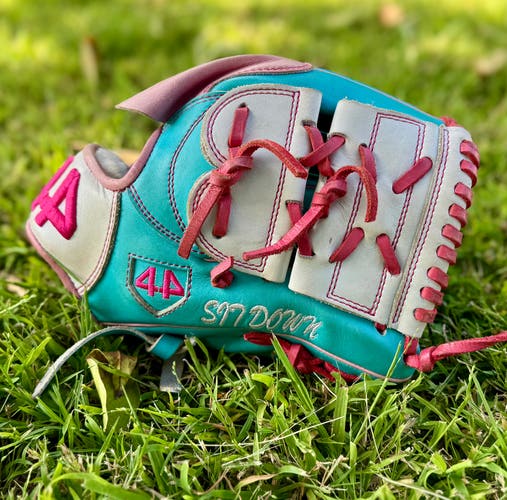 44 Pro Signature Series RH Pitcher's Baseball Glove 11"