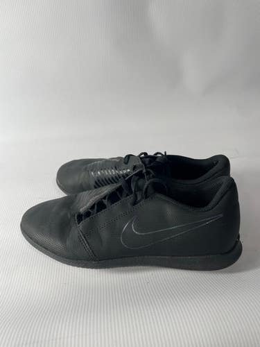Used Nike Nike Indoor Soccer Size J5.5 Junior 05.5 Indoor Soccer Indoor Cleats 11834-s000010666