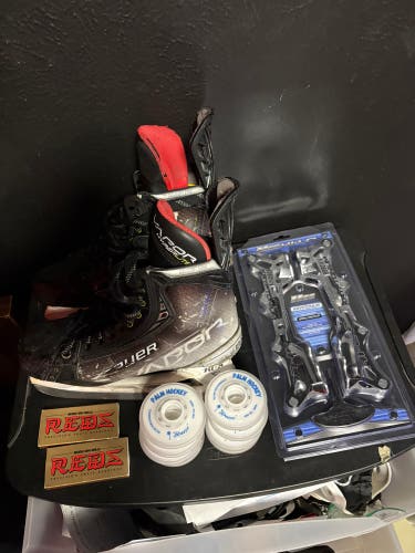 Bauer Vapor Hyperlite Inline Skates Regular Width Size 7 (Used)