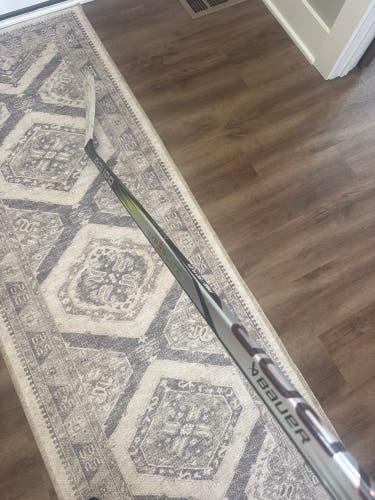 Intermediate Bauer Vapor Hyperlite Right Handed Hockey Stick P92 50 Flex (Used)