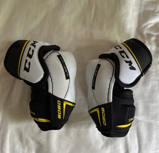 Small Junior CCM Tacks 9060 Elbow Pads (Used)