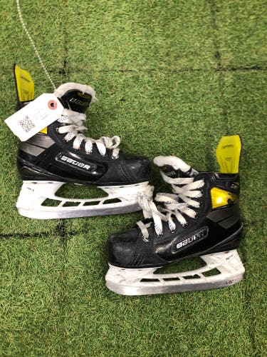 Youth Bauer Supreme 3S Pro Hockey Skates Regular Width 13.5 (Used)