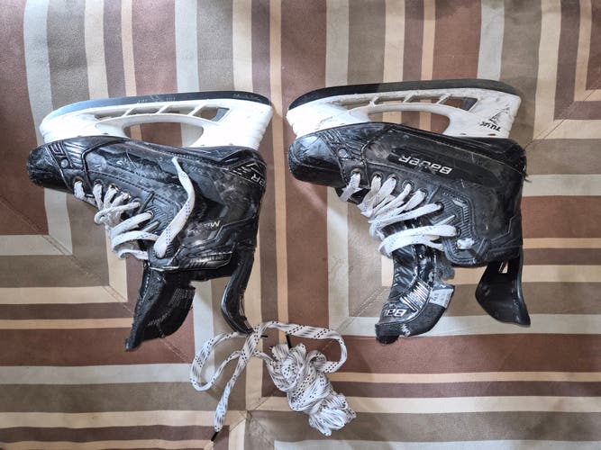 Black Bauer Supreme Mach Hockey Skates Regular Width Size 4.5 (Used)