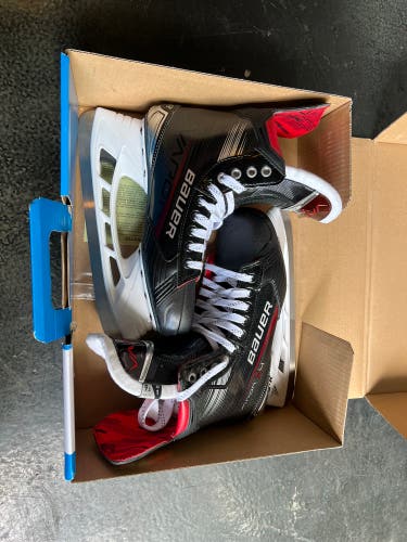 2023 Bauer Vapor X4 Hockey Skates 9.5 (Like New)