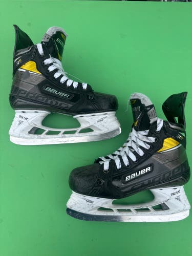 Intermediate Bauer Supreme 3S Pro Hockey Skates Size 4 Fit 2
