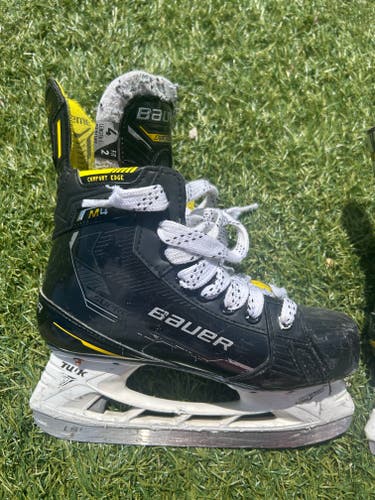 Black Bauer Supreme M4 Hockey Skates Regular Width Size 4 (Used)