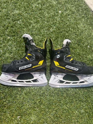 Black Bauer Supreme M4 Hockey Skates Regular Width Size 3 (Used)
