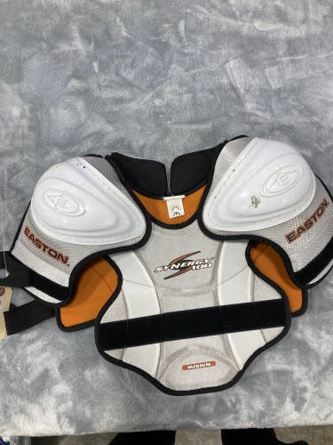 Medium Youth Easton SYNERGY 100 Shoulder Pads (Used)