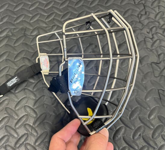 Medium Bauer Re-Akt Cage Full Cage (Used)