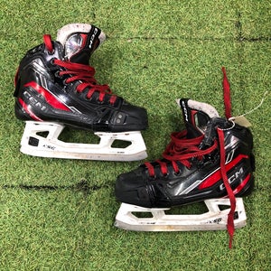Junior CCM Extreme Flex E6.9 Hockey Goalie Skates Regular Width Size 2.5 (Used)