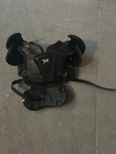 Medium Youth Xenith Xflexion flyte Shoulder Pads (Used)