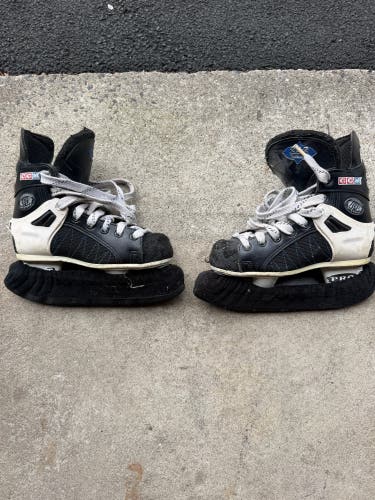 2003 CCM Tacks 252 Hockey Skates Wide Width Size 2 (Used)