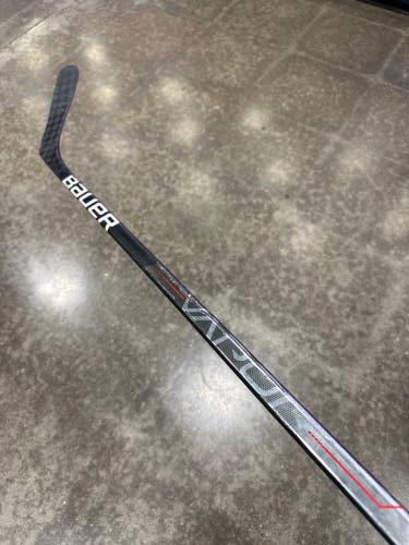 Youth Bauer Vapor Hyperlite Hockey Stick Right Handed Less Than 30 Flex (Used)