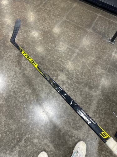 Intermediate True Catalyst 9x Hockey Stick Right Handed 40 Flex (Used)