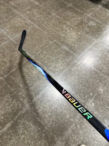 Senior Bauer Vapor Flylite Hockey Stick Right Handed P28 65 Flex (Used)