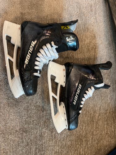 2023 Bauer Vapor Hyperlite 2 Hockey Skates Wide Width 9.5 (Used)