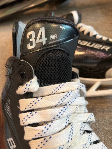 2023 Bauer Vapor Hyperlite 2 Hockey Skates Wide Width 9.5 (Used)