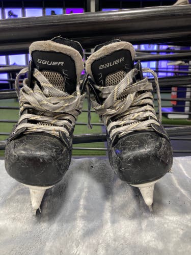 Youth Bauer Supreme 160 Hockey Skates Regular Width 11 (Used)