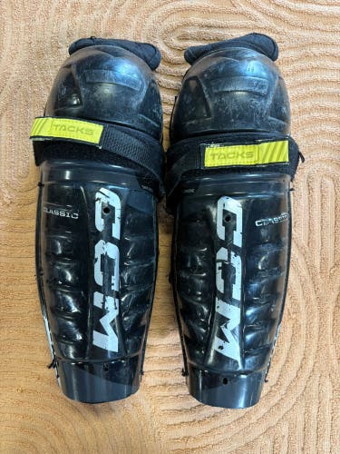 Junior CCM Tacks Classic Shin Pads 11" (Used)