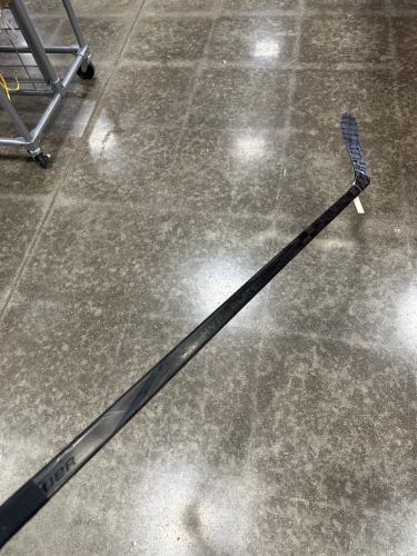 Senior Bauer Vapor Hyperlite 2 Hockey Stick Left Hand P28 65 Flex (Used)