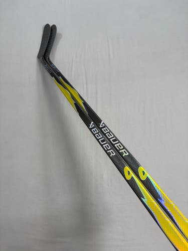 *2 Pack* of New 82 Flex P28M Senior Bauer Vapor League (Flylite dress) RH Hockey Sticks - Gold