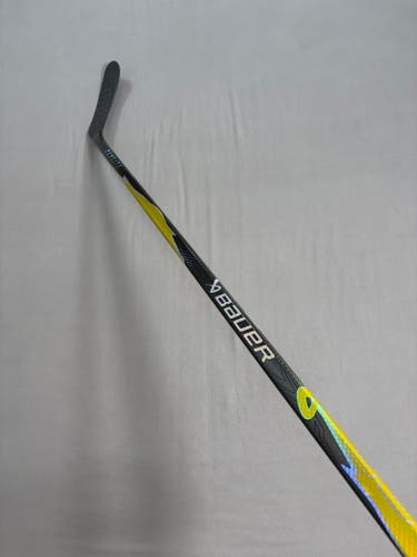 New 82 Flex P28M Senior Bauer Vapor League (Flylite dress) RH Hockey Stick - Gold