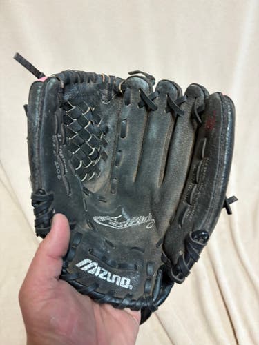 RH Mizuno Fast pitch Softball Glove 11" (Used)