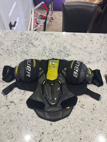 Men's Large Intermediate Bauer Supreme Mach Shoulder Pads (Used)