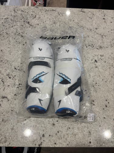 BRAND NEW Intermediate Bauer Vapor Flylite 13" Shin Pads