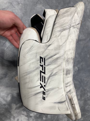 White Senior CCM Extreme Flex 6.9 Goalie Gloves & Blockers Regular (Used)
